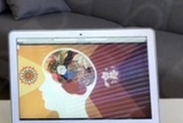 O laptop do consultório exibindo um cérebro em perfil com as conexões coloridas da análise de conectividade.